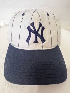 Vintage New York Yankees Pinstripe Classic SnapBack Baseball Hat MLB Embroidered